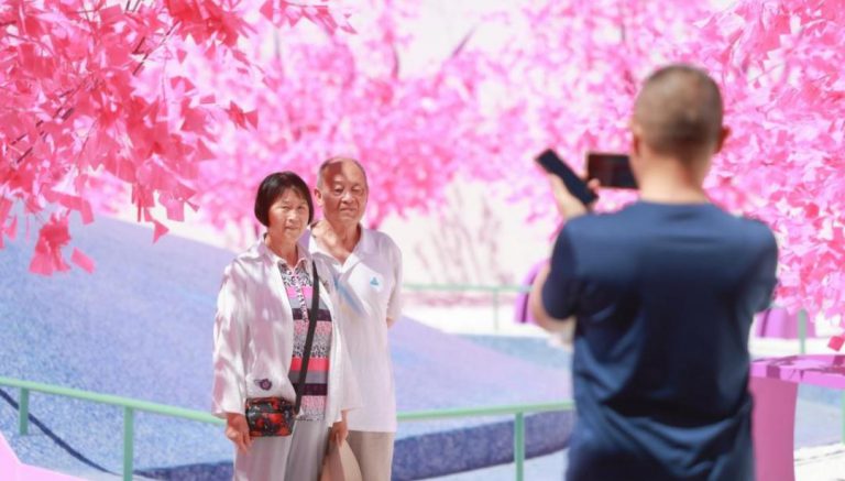 “小城+避暑”硬控银发族，游客订单猛增76%，谁在打造小城旅居新样本？